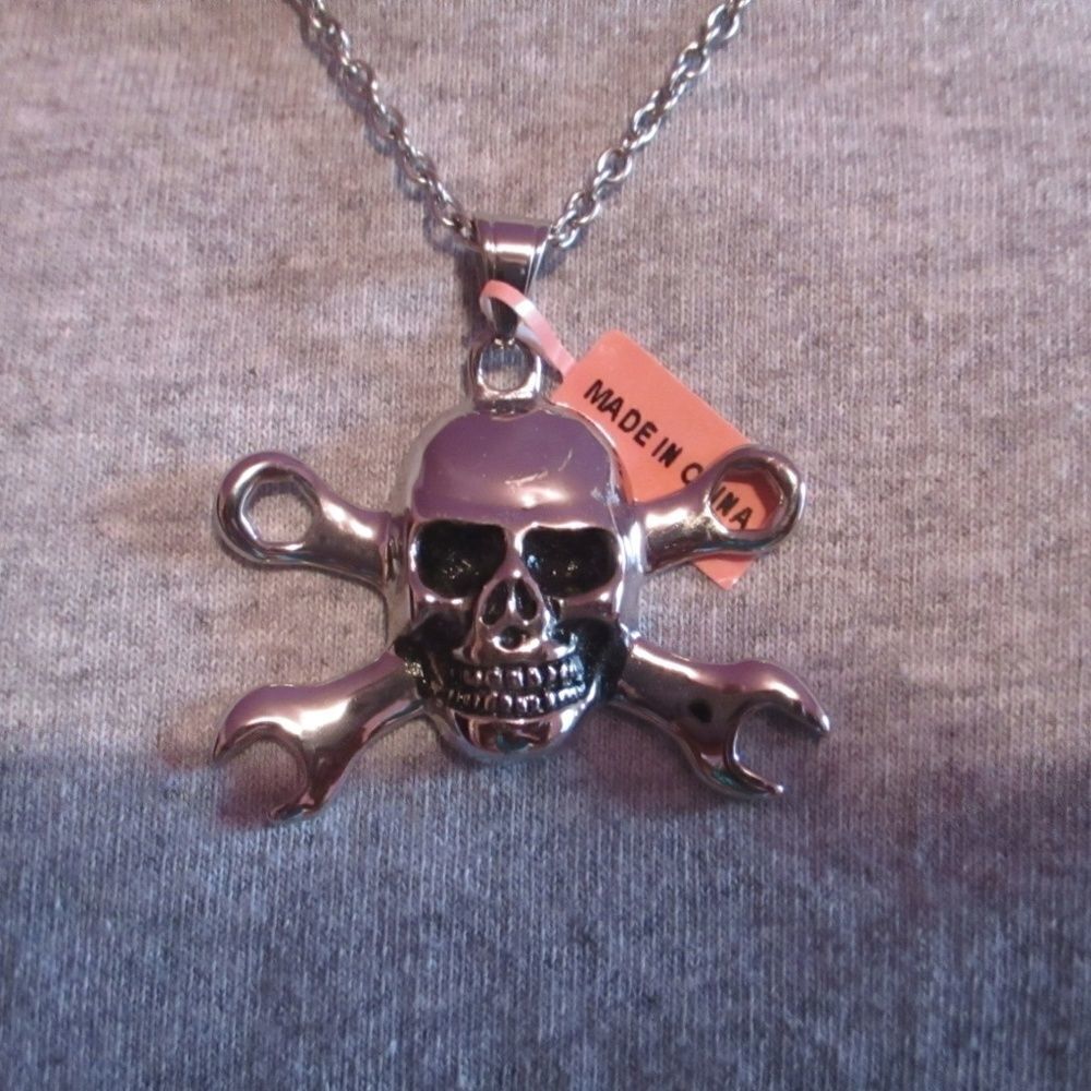 Crossbone Skeleton Men Pendant 20 in Chain